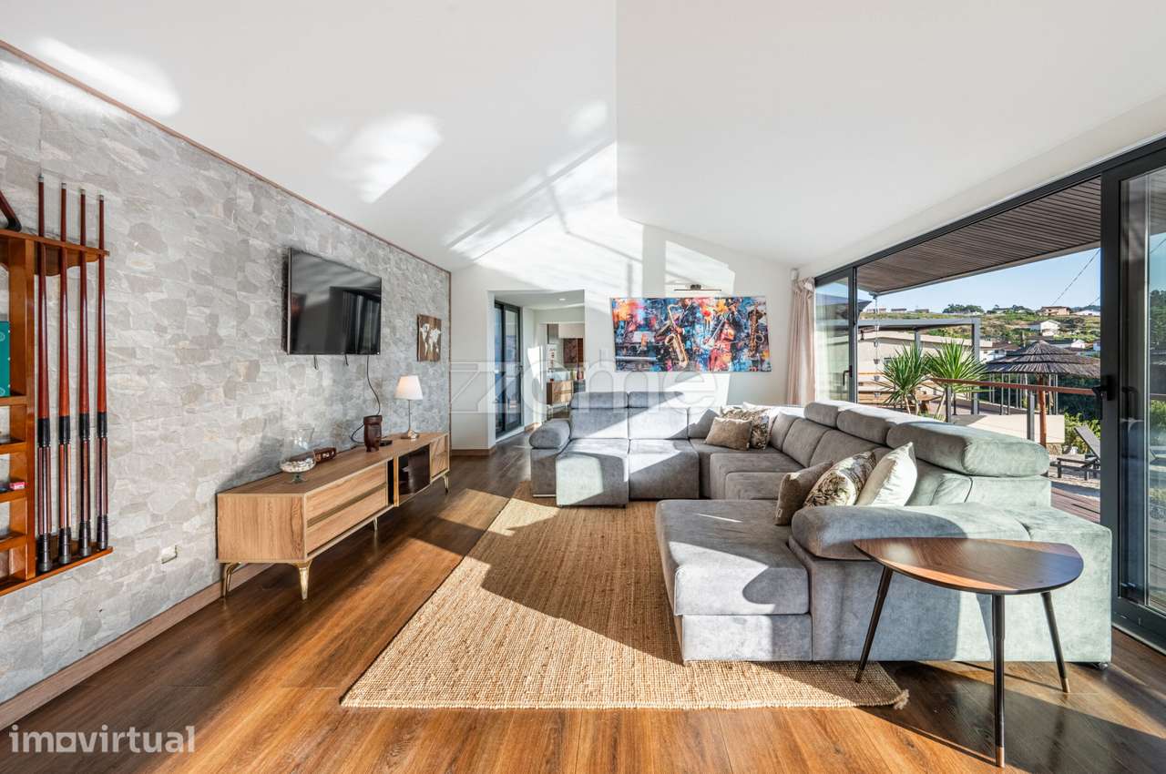 MORADIA T4 COM JARDIM E PISCINA EM VILA NOVA DE CERVEIRA