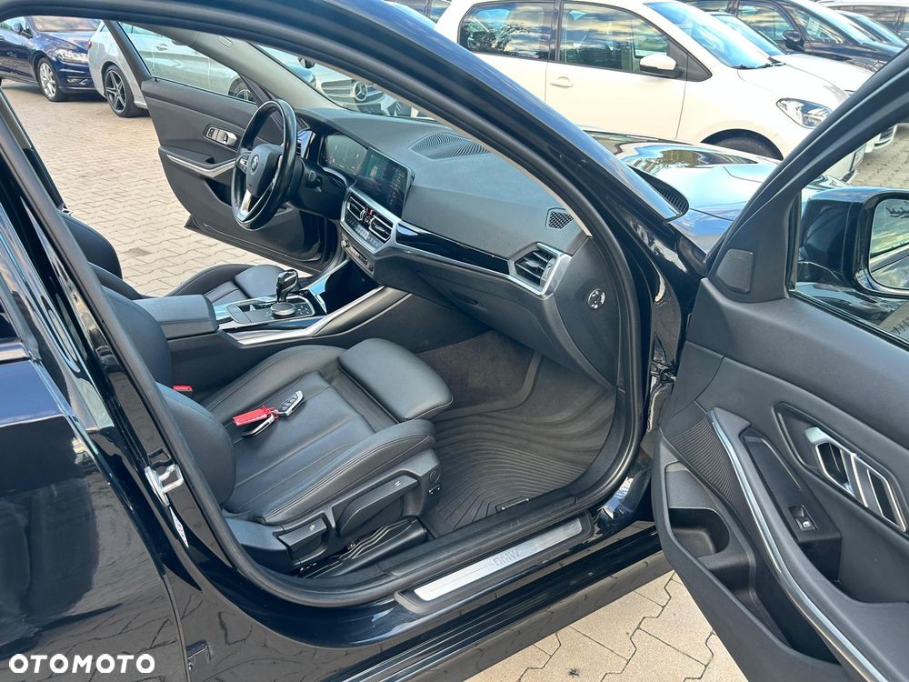 BMW Seria 3 320d xDrive - 27