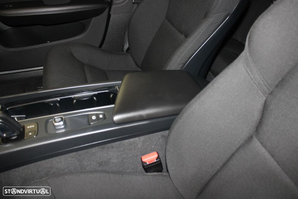 Volvo V60 2.0 B4 Momentum Core Geartronic - 26