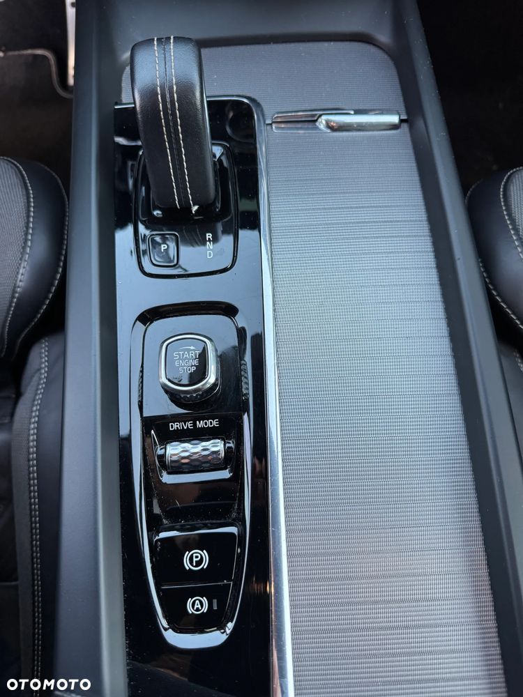 Volvo XC 60 B5 D AWD R-Design - 28