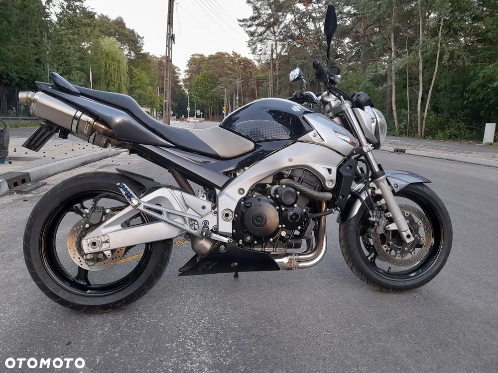 Suzuki GSR - 4