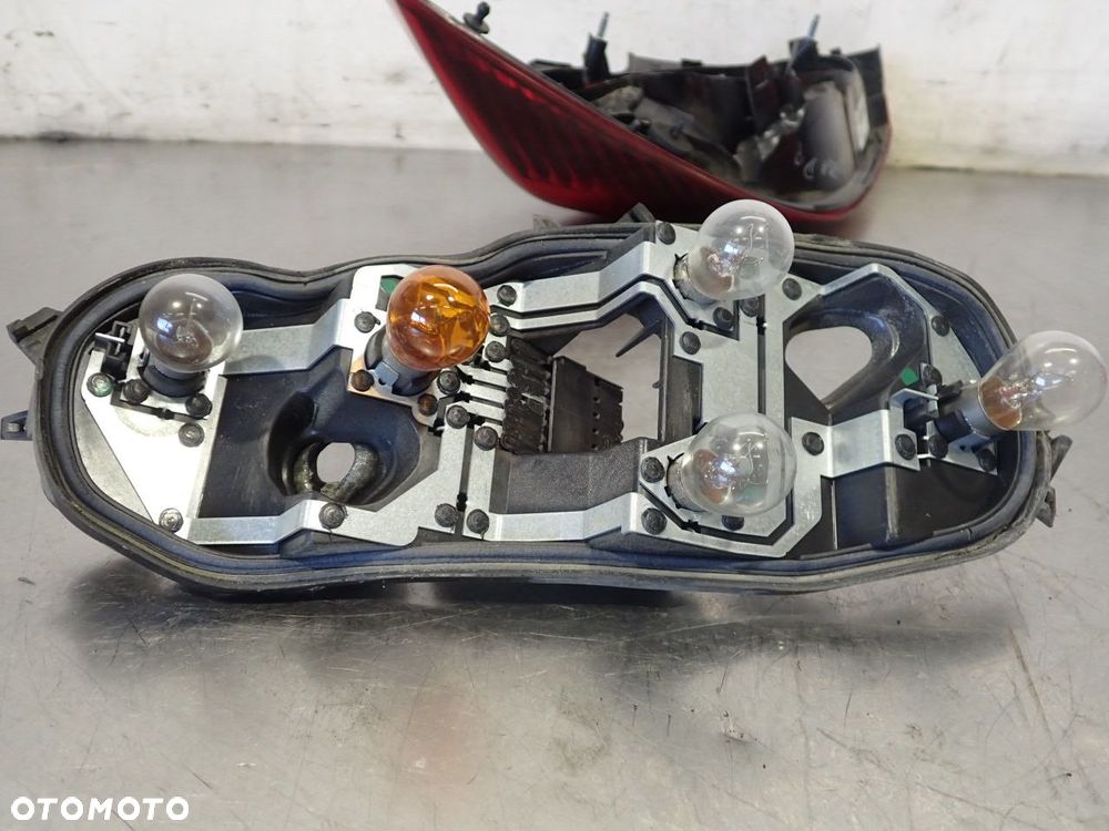 LAMPA PRAWA TYLNA DYMIONA OPEL CORSA D 89316522 - 9