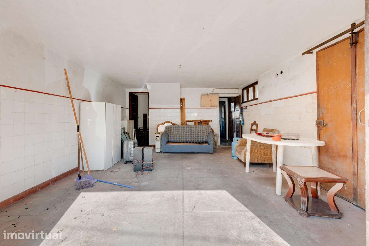 Moradia de 3 Pisos com Quintal para Remodelação em Vila Nova de Gaia - Grande imagem: 4/43