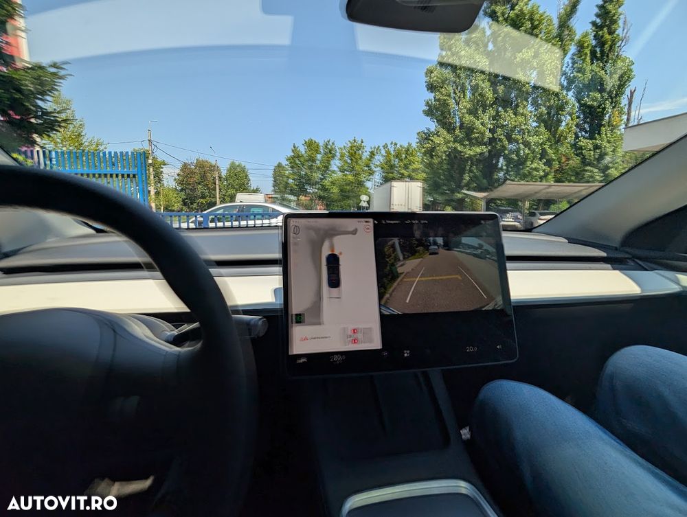 Tesla Model Y - 24