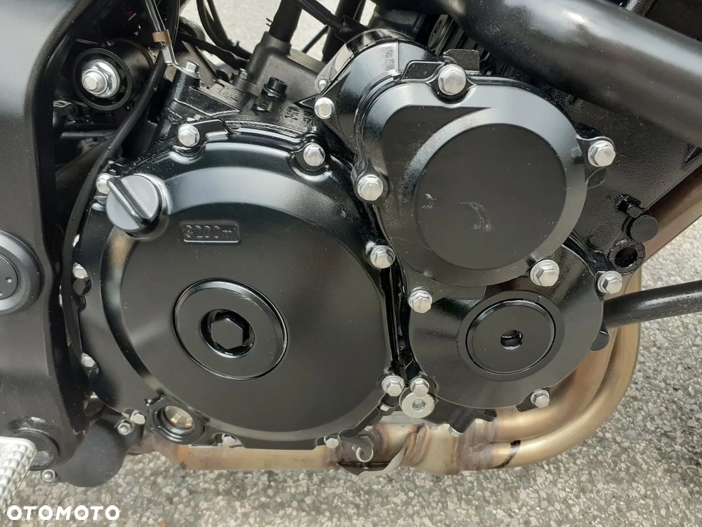 Suzuki GSR - 9
