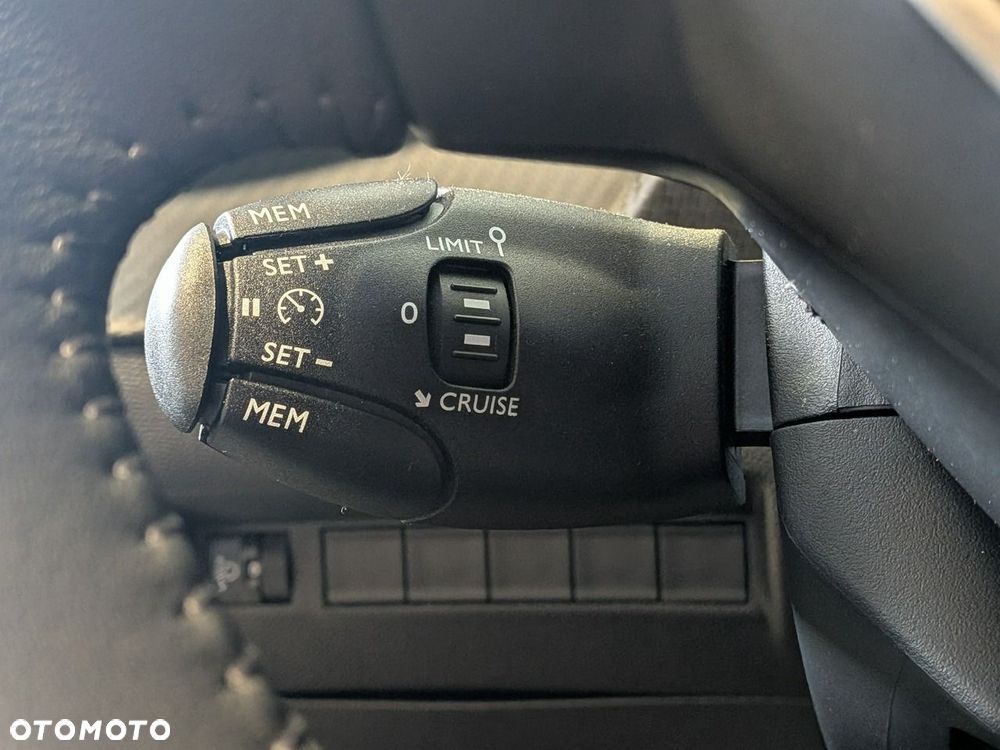 Peugeot 2008 Hybrid 110 e-DSC Allure - 12
