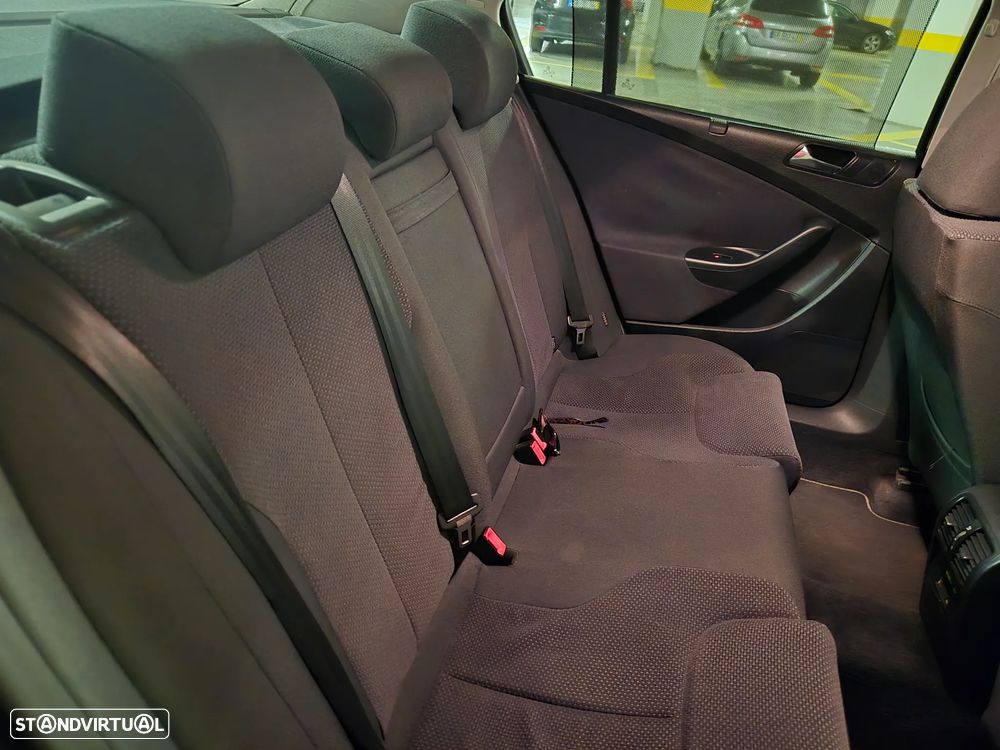 VW Passat 2.0 TDI Confortline - 37