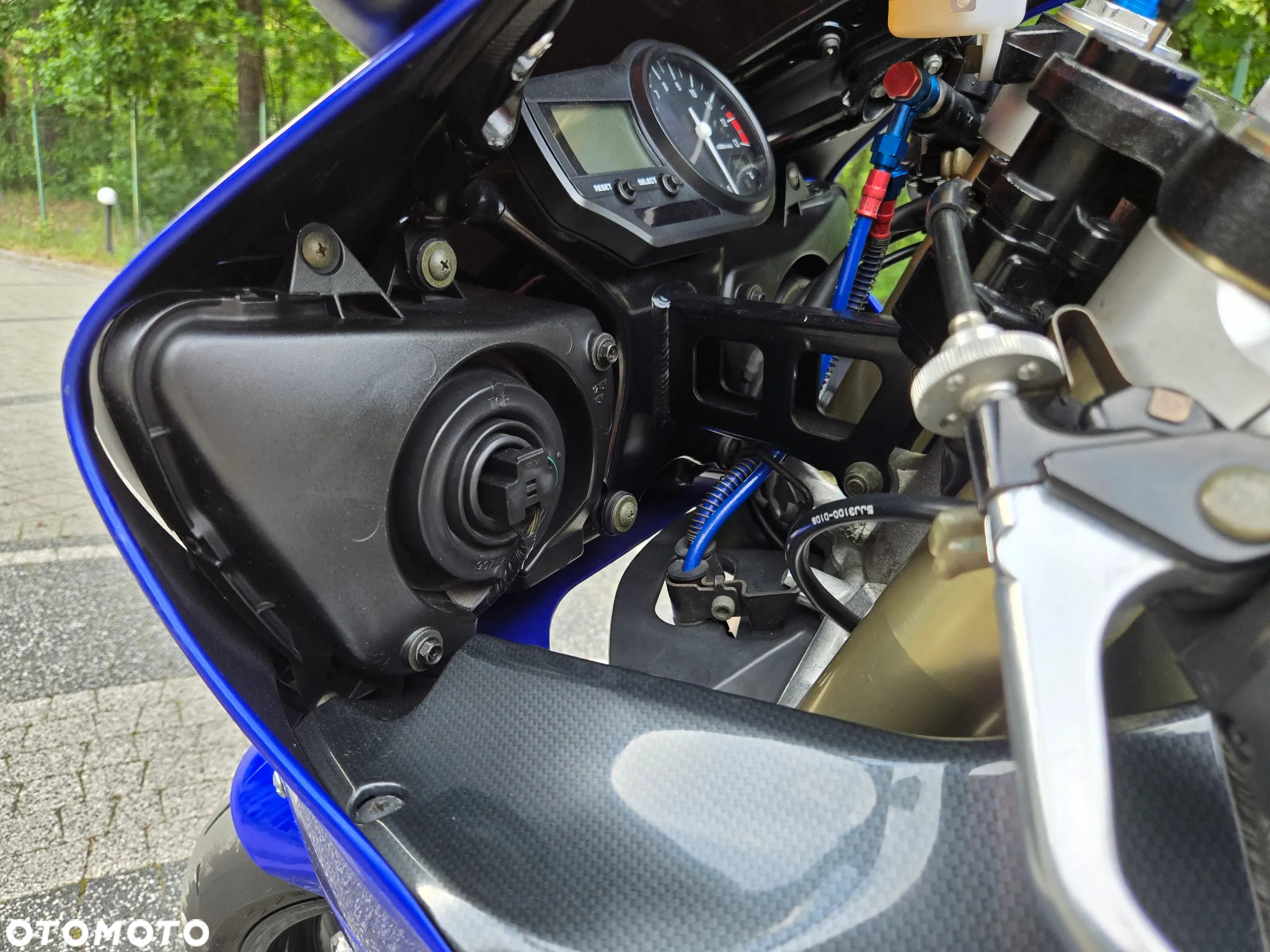 Yamaha R1 - 25