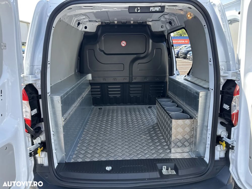Ford Transit Courier - 23