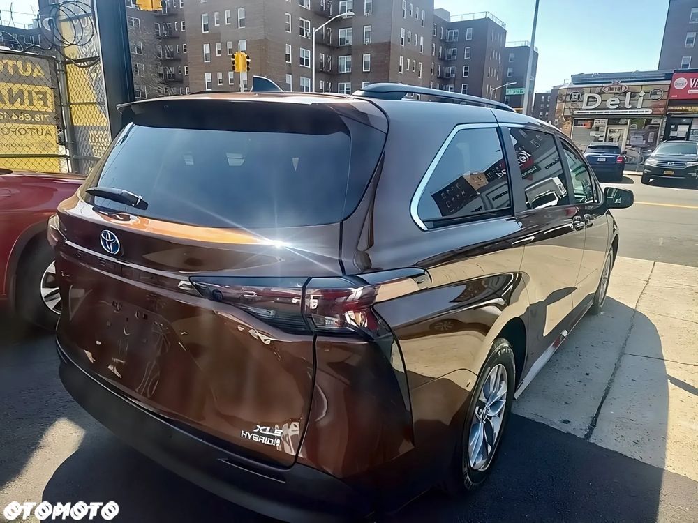 Toyota Sienna - 3