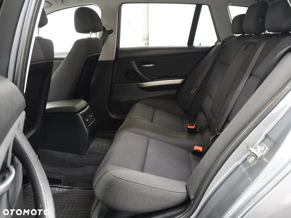 BMW Seria 3 320d xDrive DPF - 22