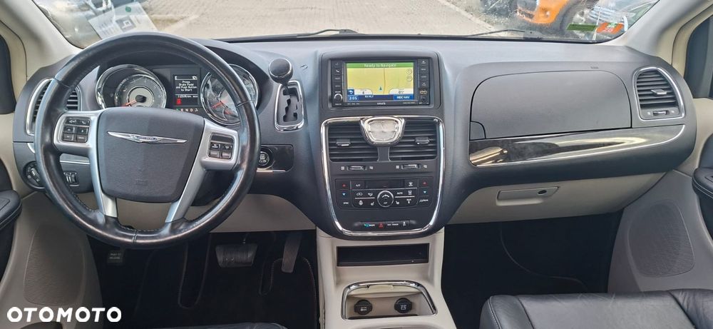 Chrysler Town & Country 3.6 Limited - 9