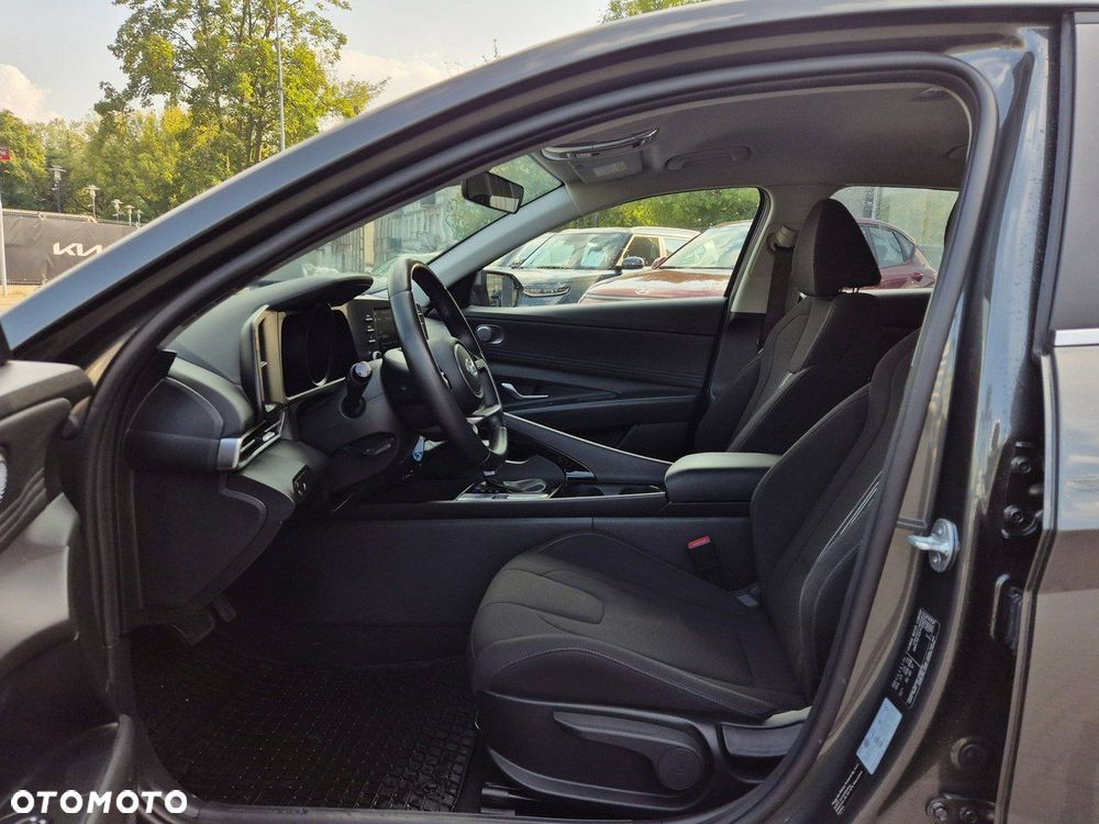 Hyundai Elantra - 12