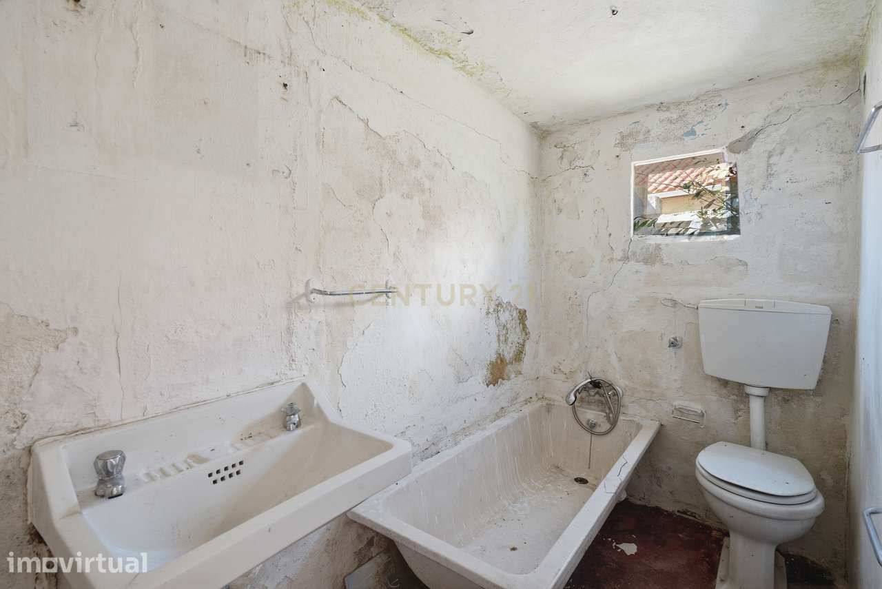 Casa em Arrecadação para Renovação no Centro do Bombarral - Grande imagem: 5/11