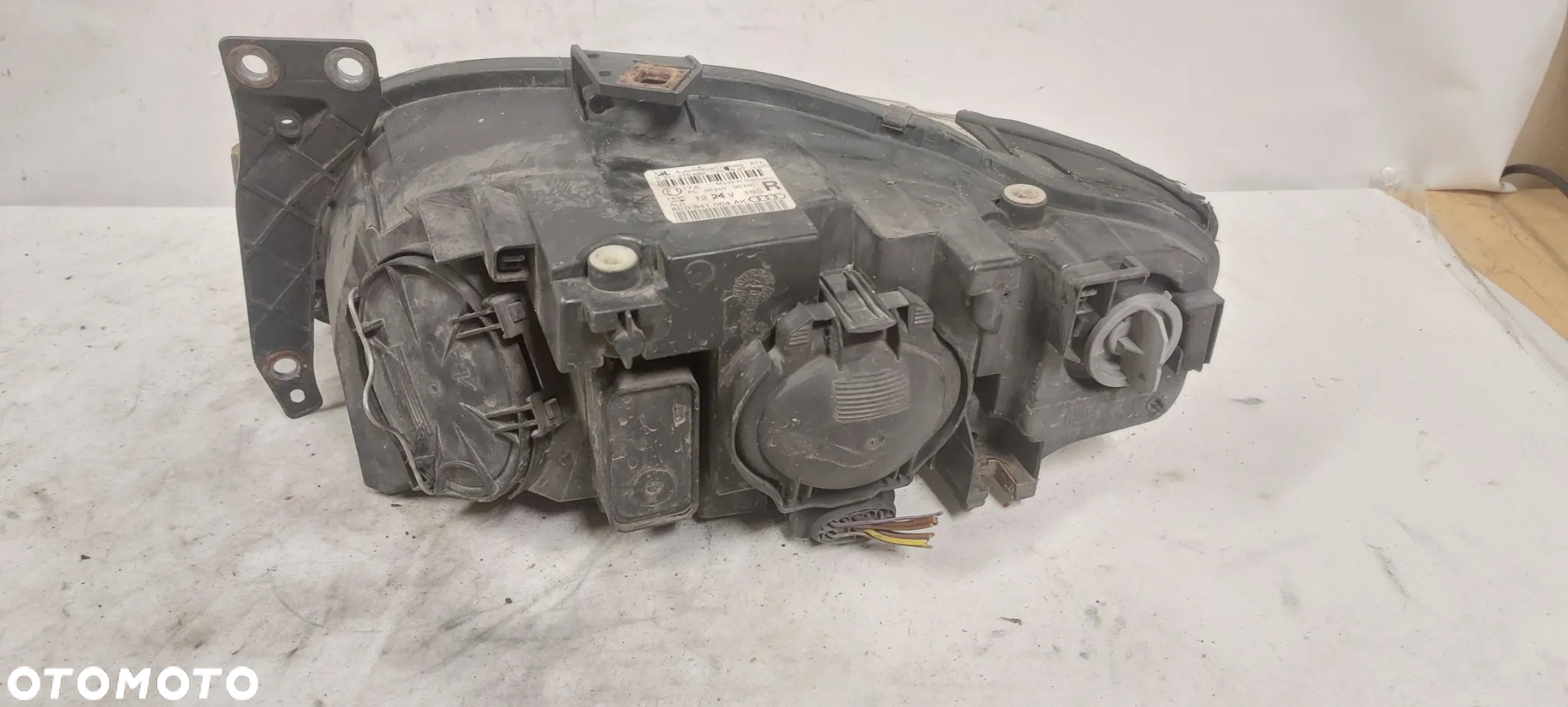 .  LAMPA PRZOD PRZEDNIA PRAWA AUDI A4 B7 - 4