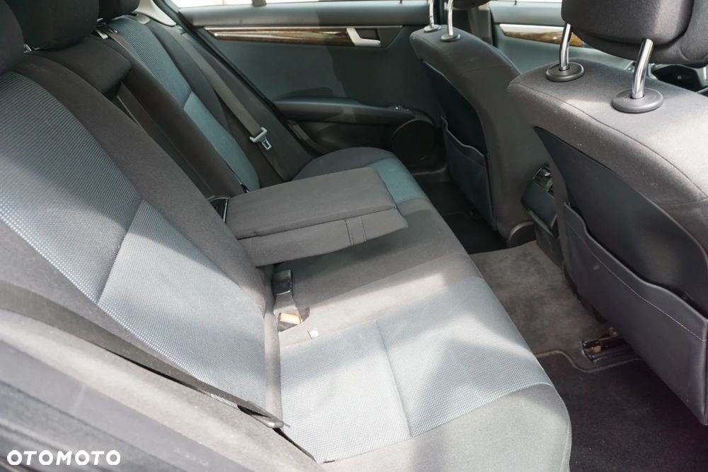 Mercedes-Benz Klasa C 220 CDI DPF Automatik BlueEFFICIENCY Special Edition - 15