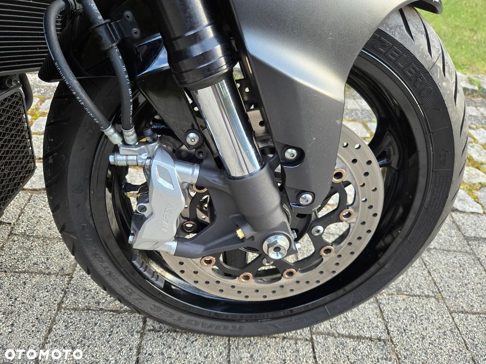 Suzuki GSX - 26