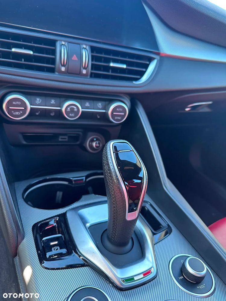 Alfa Romeo Giulia 2.0 Turbo 16V AT8 Veloce - 23