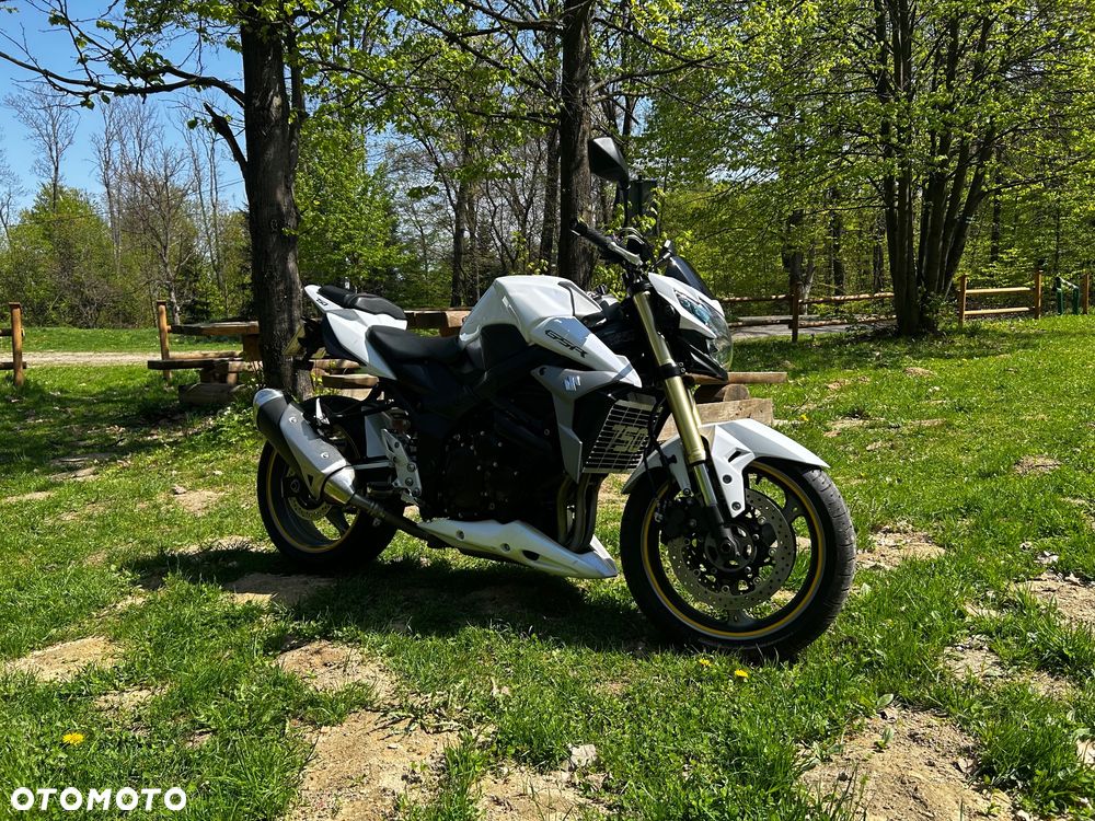 Suzuki GSR - 2