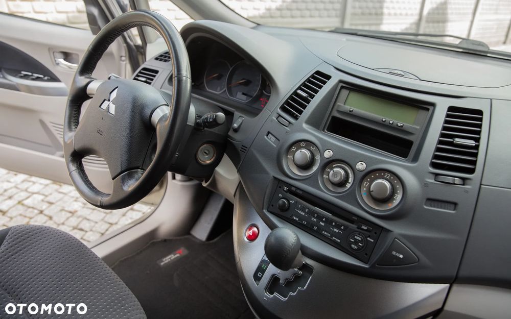Mitsubishi Grandis 2.4 Intense - 18