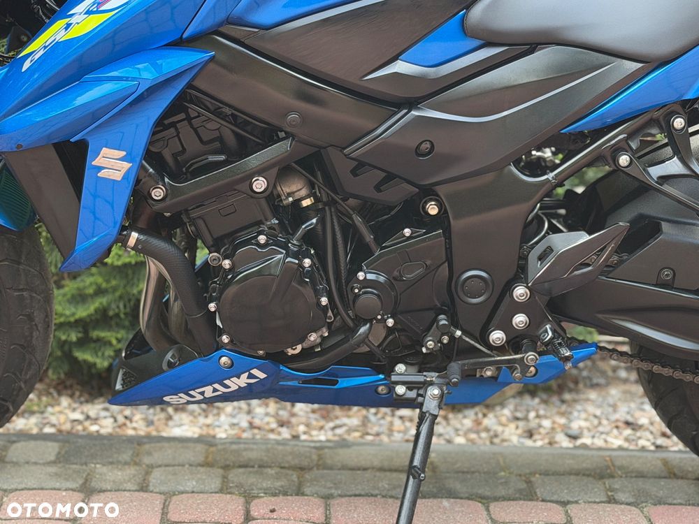 Suzuki GSX - 16