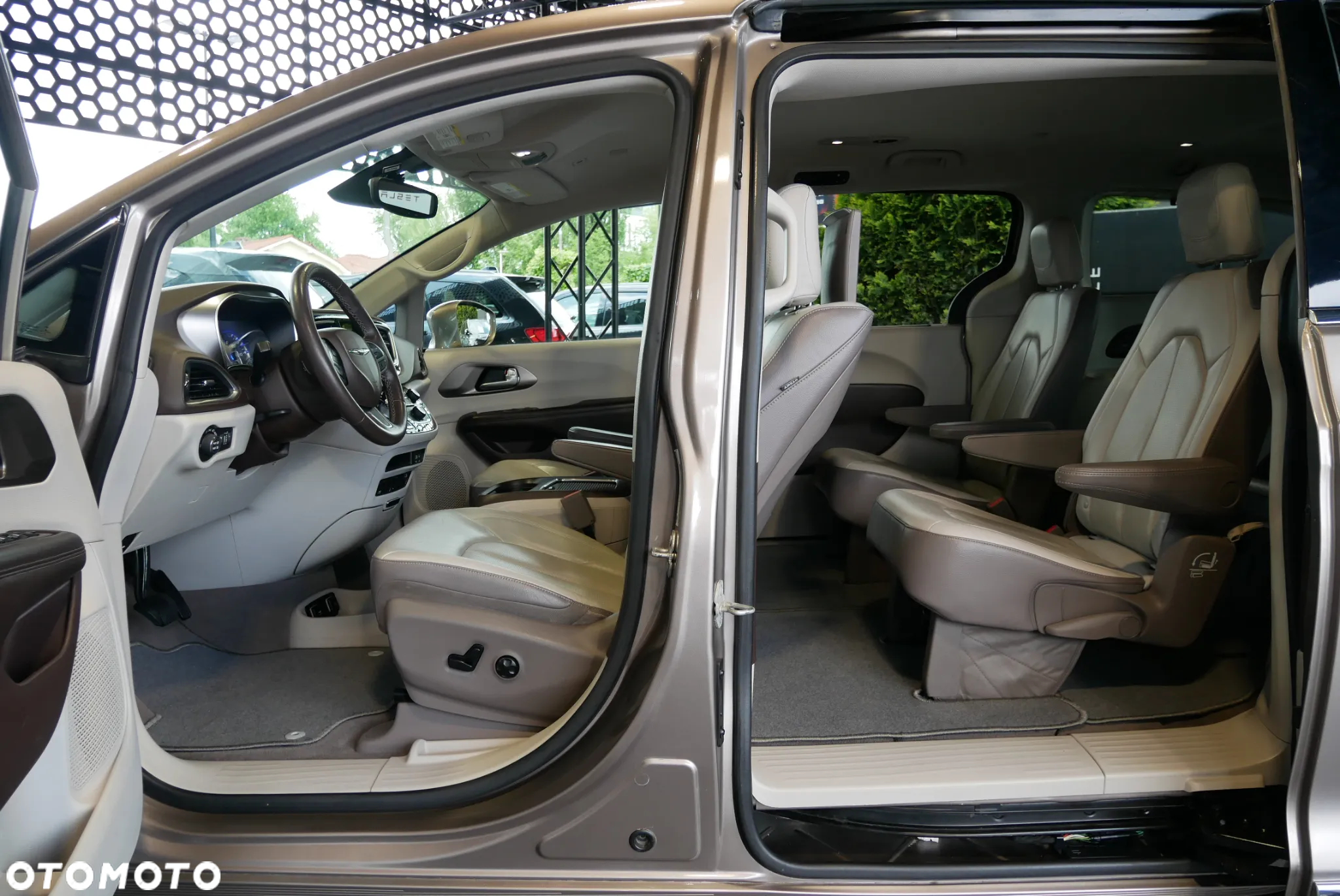 Chrysler Pacifica - 8