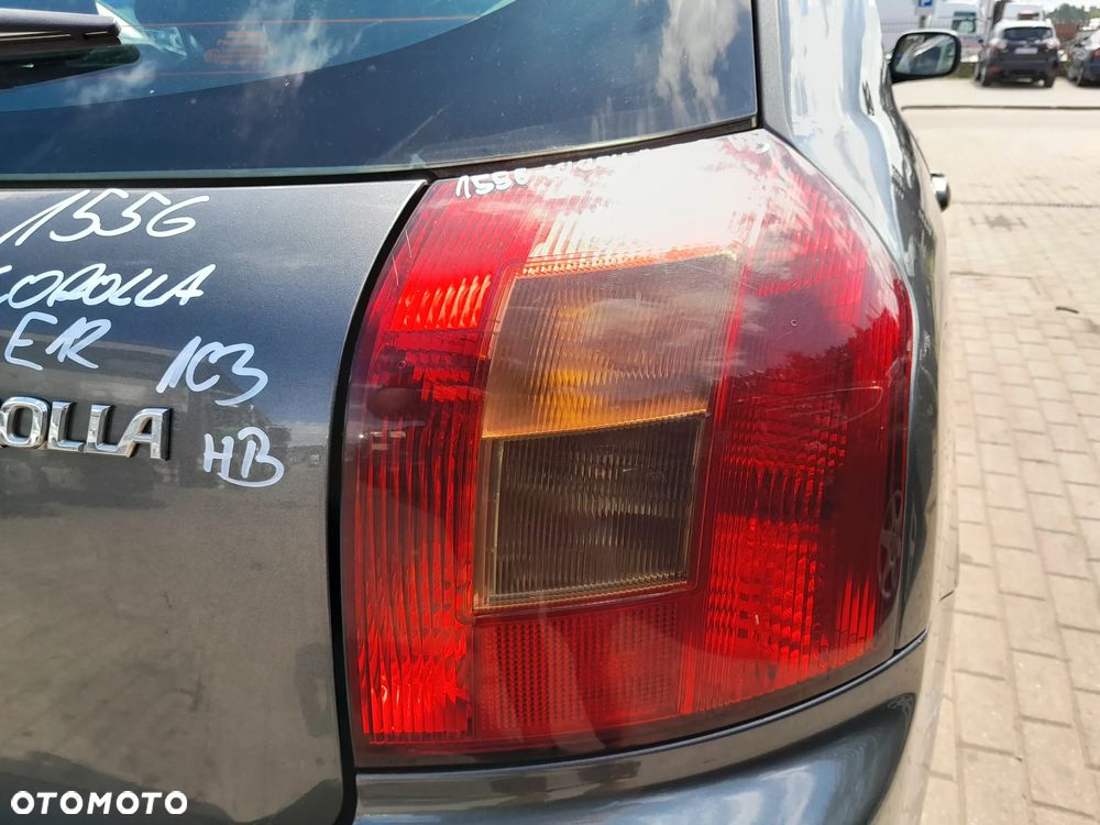 TOYOTA COROLLA E12 LAMPA PRAWA TYLNA PRAWY TYŁ W BŁOTNIK HB - 1