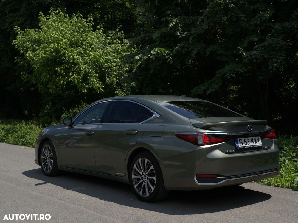 Lexus Seria ES 300h 2.5 TNGA HV 25H- 4X2 CVT Executive - 3