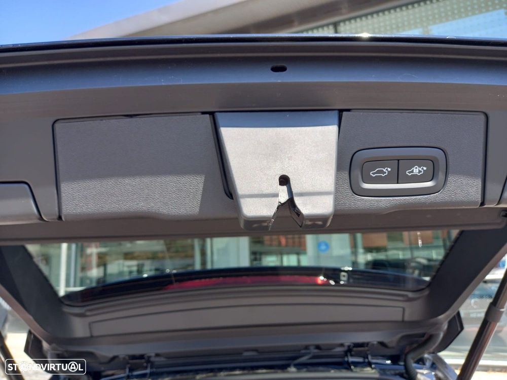 Volvo XC 60 2.0 B4 Plus Dark - 5