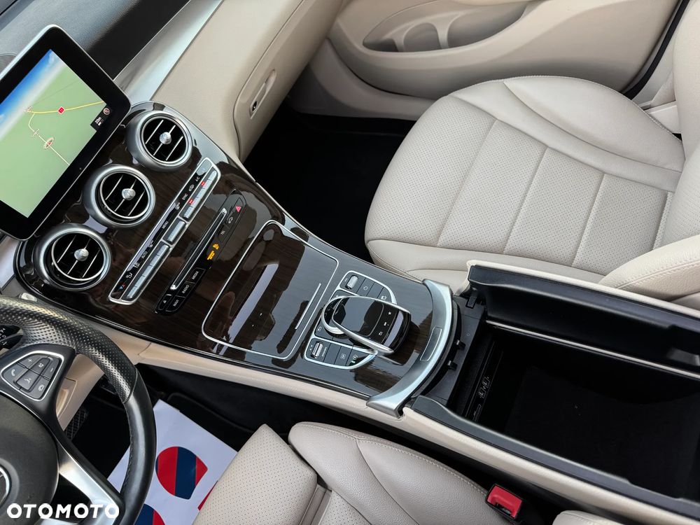 Mercedes-Benz GLC 300 4Matic 9G-TRONIC Exclusive - 38