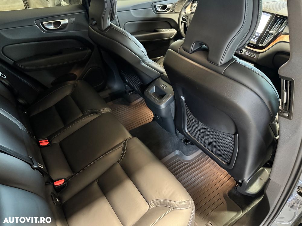 Volvo XC 60 B5 AT AWD MHEV Ultra Black Edition - 23