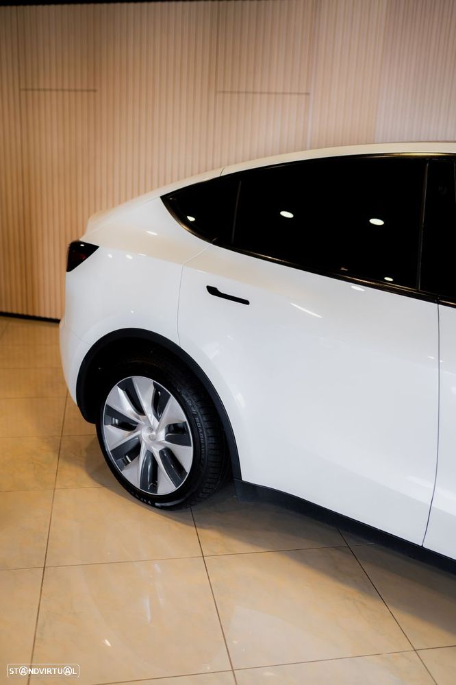 Tesla Model Y Standard RWD - 16