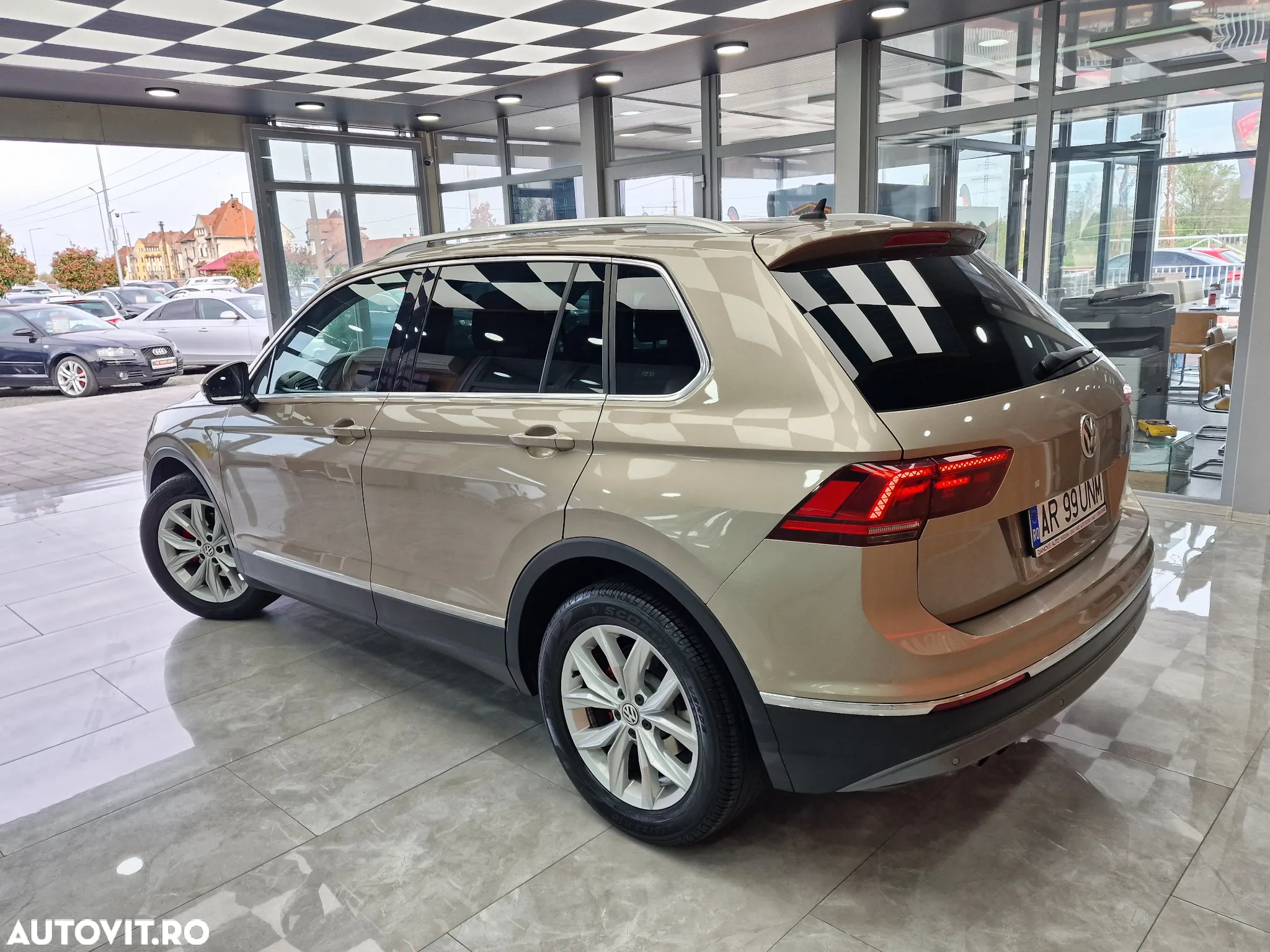 Volkswagen Tiguan - 10