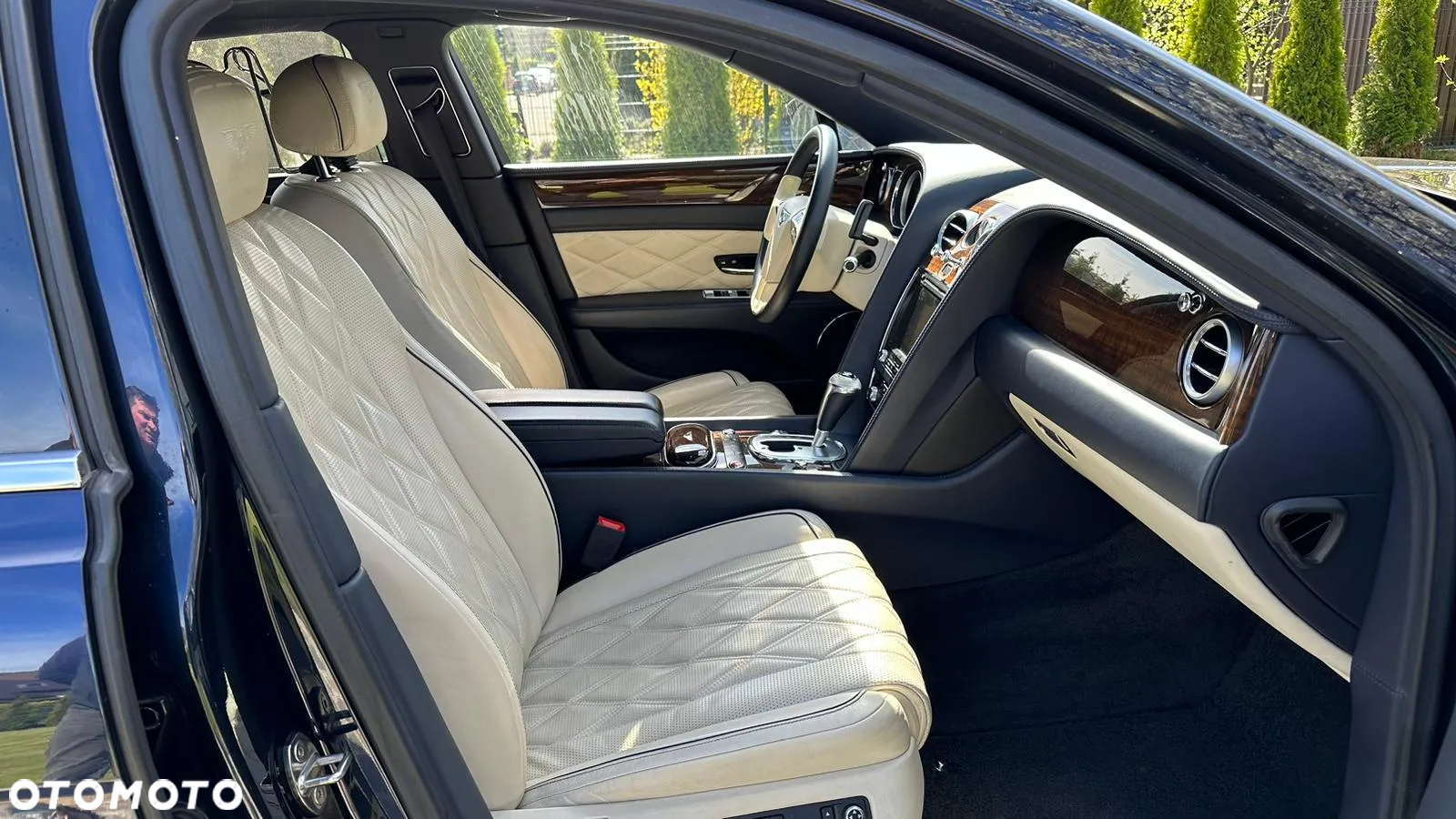 Bentley Flying Spur V8 - 12