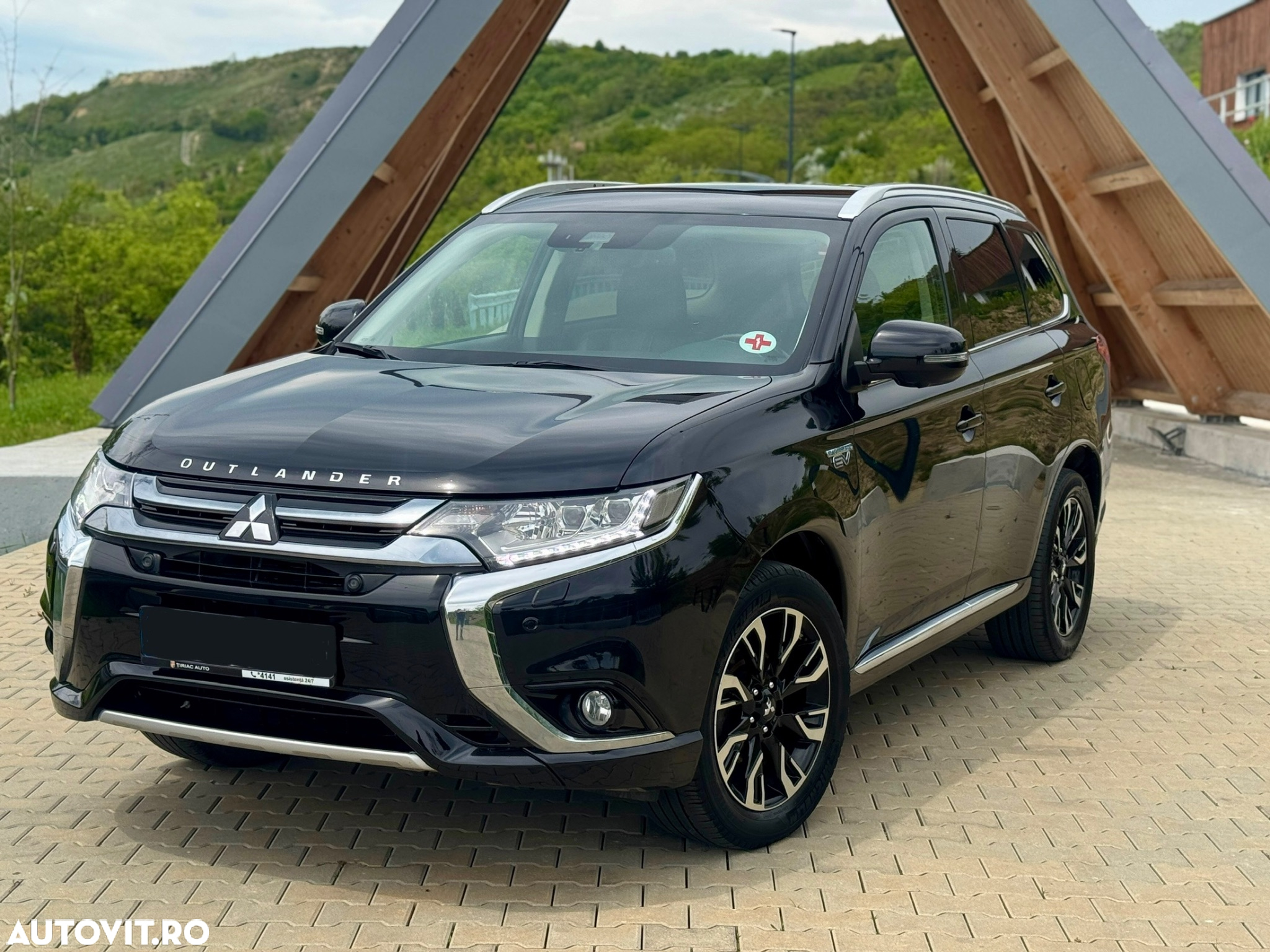 Mitsubishi Outlander 2.0 Litre DOHC MIVEC 4WD Instyle Navi - 3