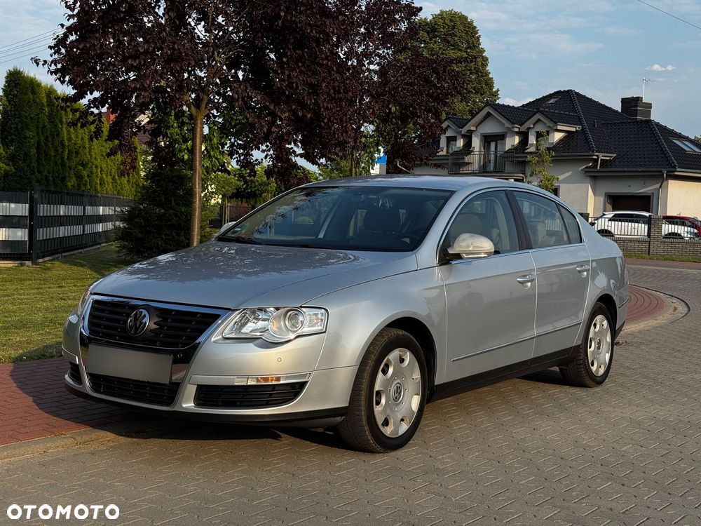 Volkswagen Passat 1.6 FSI Highline - 1