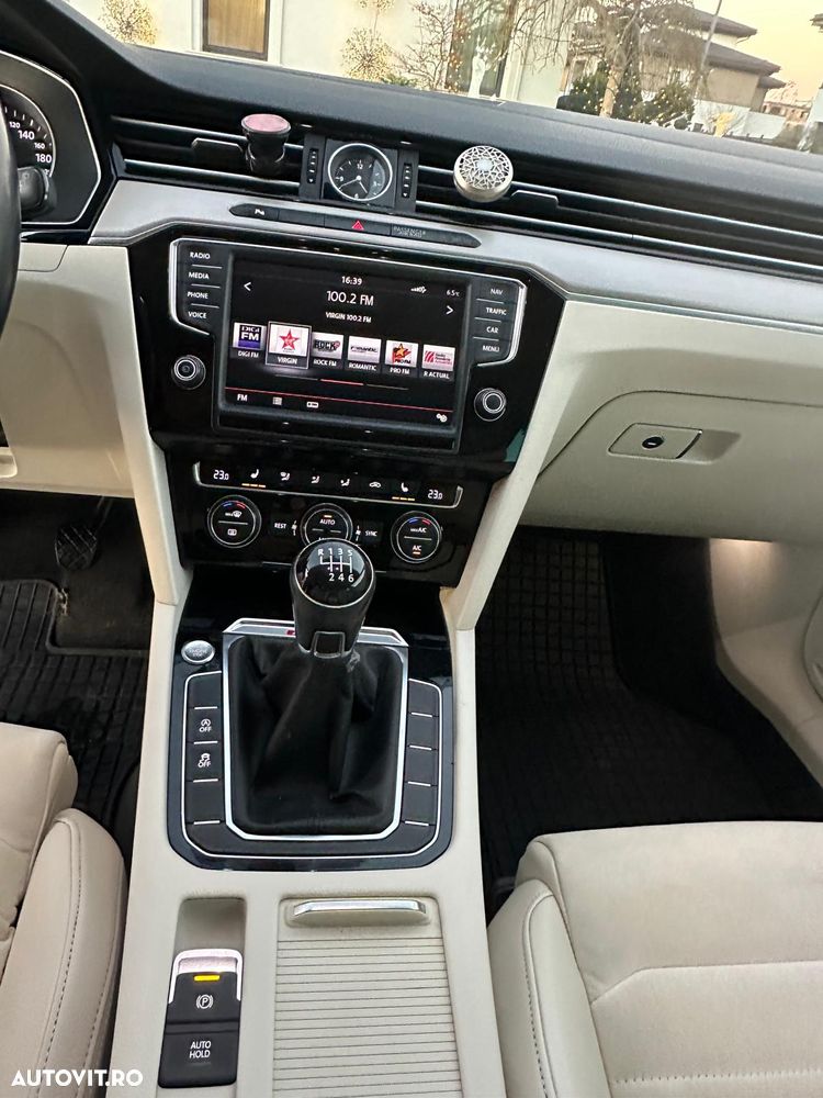 Volkswagen Passat 2.0 TDI Highline - 16