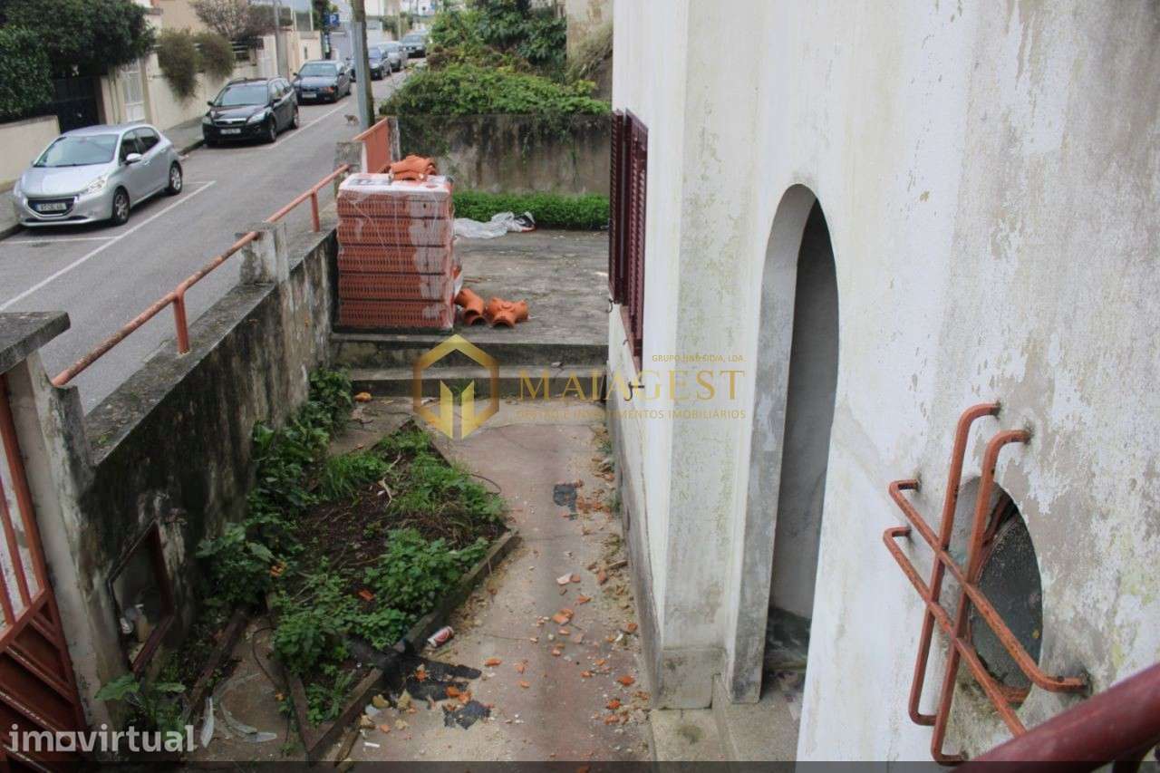 Moradia T6 com garagem e jardim para recuperar em Mafamude - Grande imagem: 3/20