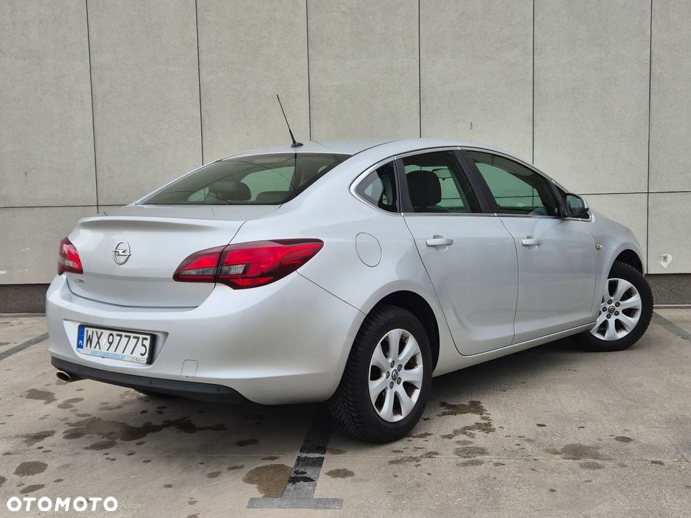 Opel Astra 1.4 T Executive EU6 - 4