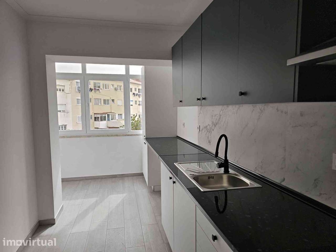 APARTAMENTO T3 TOTALMENTE REMODELADO COM VARANDAS E ARRECADAÇÃO - Grande imagem: 2/8