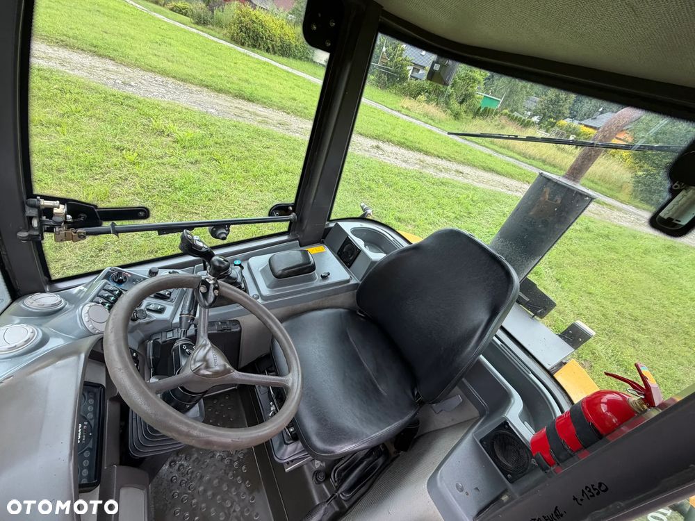 Volvo L25F Ładowarka Kołowa łamana 2015 rok. Jak Nowa! Oryginał łyżka i widły. Mocny silnik 4 cylindry. Zero luzów i wycieków. Aktualne Badania DEKRA BMWT. Wielka Okazja. Maszyna jak nowa z Salonu. 2600 mtg. Pochodzi z Norweskiego urzędu gminy. Dodatkowe linie Hydrauliczne. Szybka wolna Jazda Rewers Hydrostatic. Wersja Norwesk Mocne doświetlenie dodatkowe grzanie. kabina Ogrzewana wentylowana! Zmiana Osprzętu Hydrauliczna! pełne sterowanie z dżojstika! Opony jak Nowe. Podzespoły pomy suche, czytelne tabliczki! OKAZJA - 28
