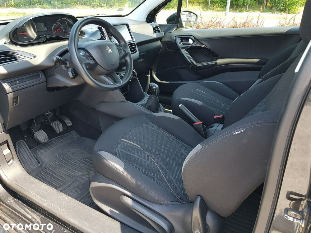Peugeot 208 - 10