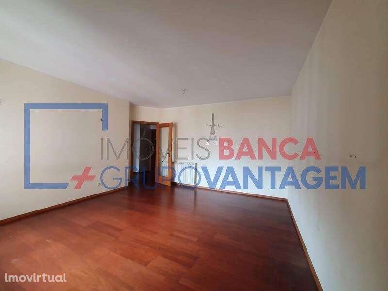 Apartamento T2 com garagem e arrumos - Grande imagem: 4/12