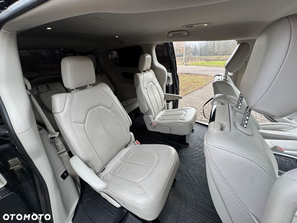 Chrysler Pacifica - 11
