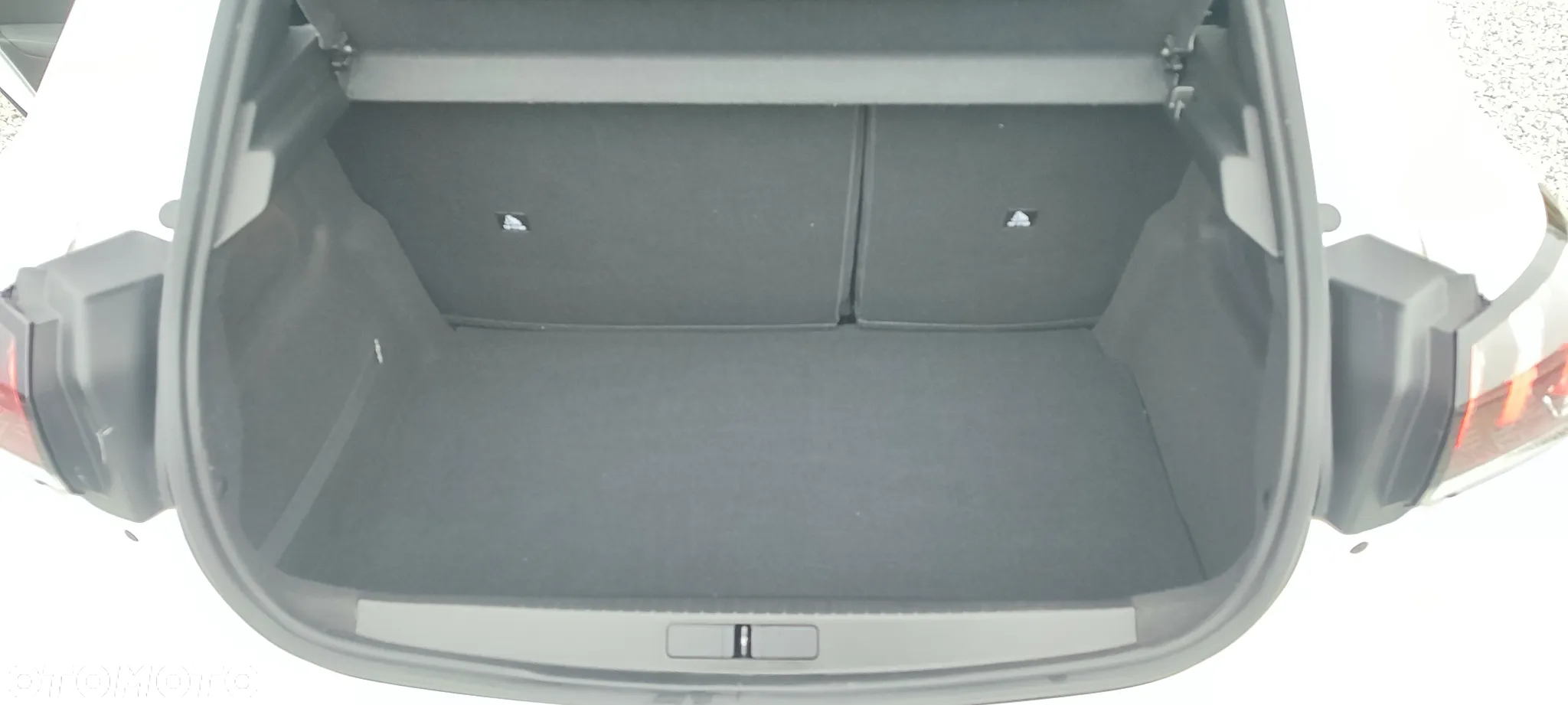 Peugeot 208 - 8