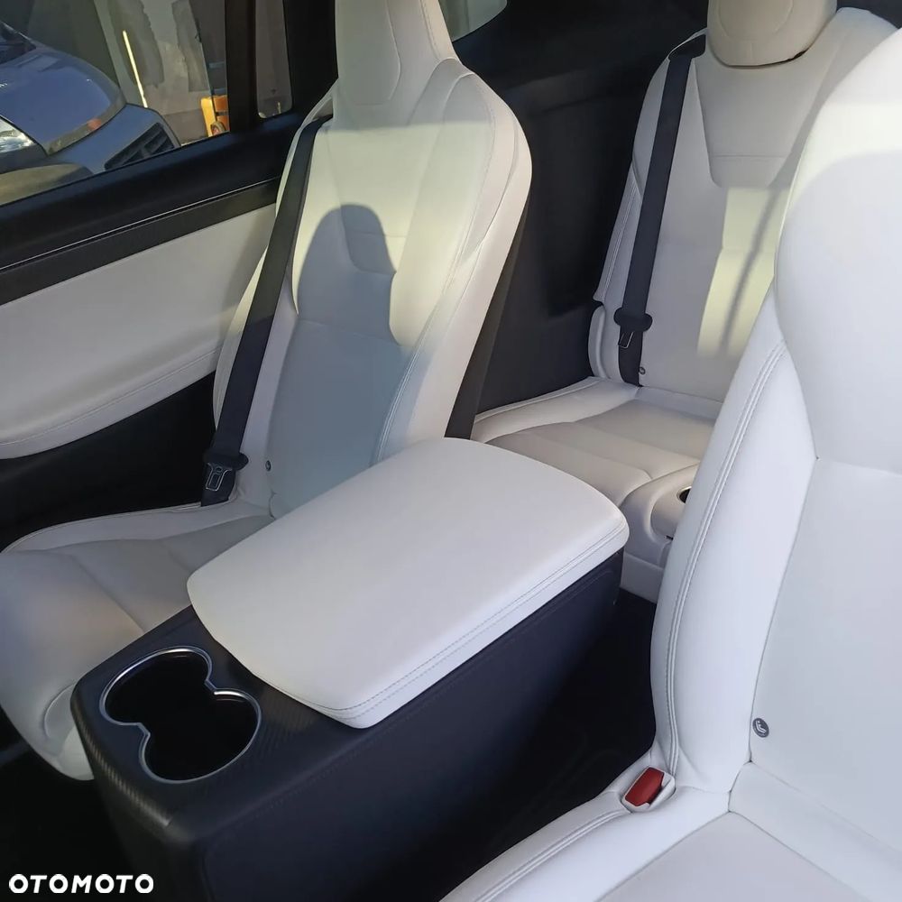 Tesla Model X - 16