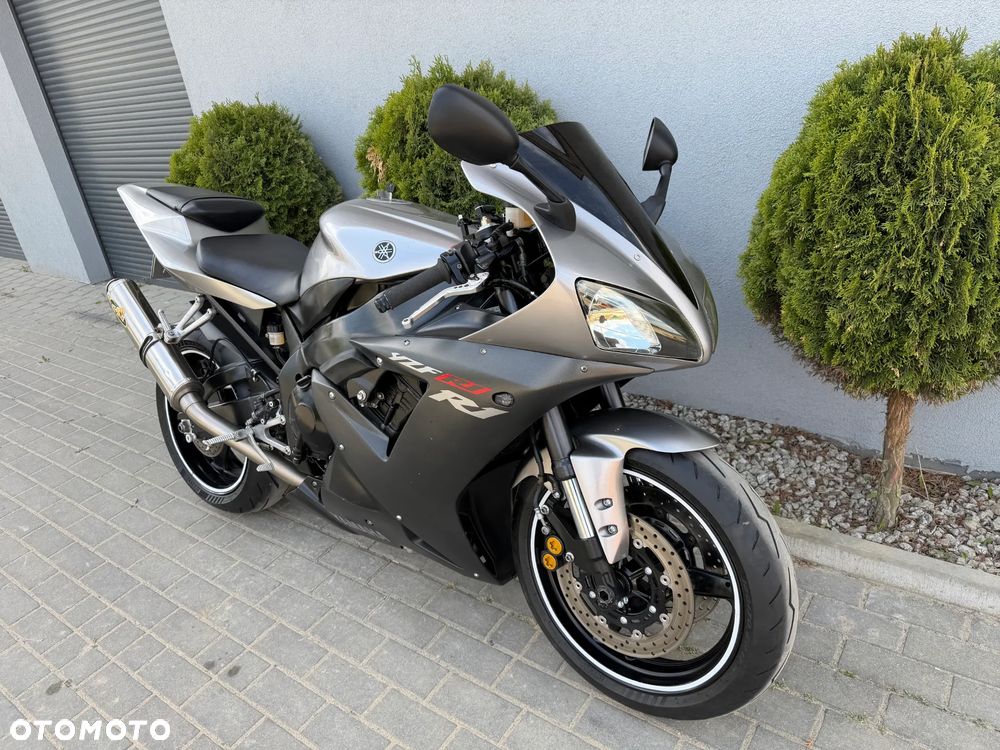 Yamaha R1 - 18