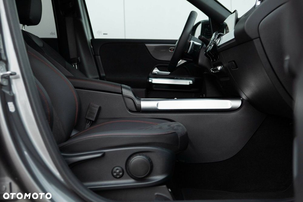 Mercedes-Benz GLB - 30