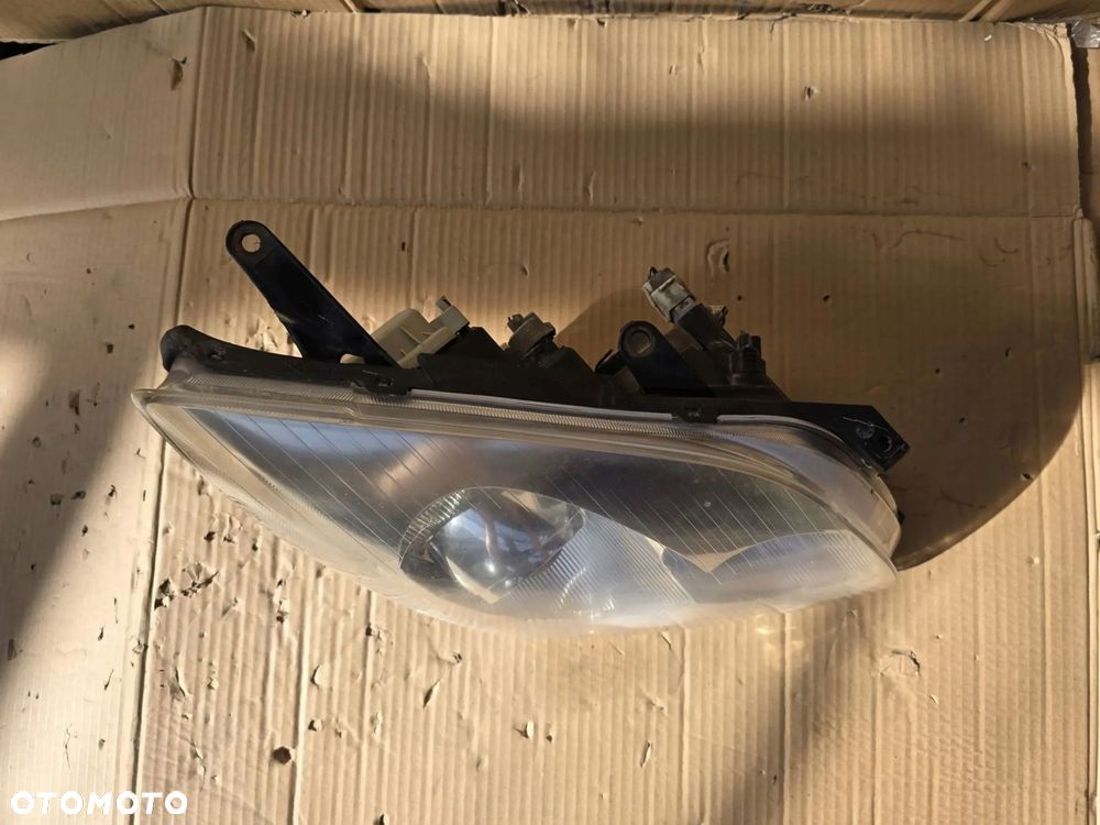 lampa przednia prawa toyota avensis t25 nr magazynowy 440968 - 2