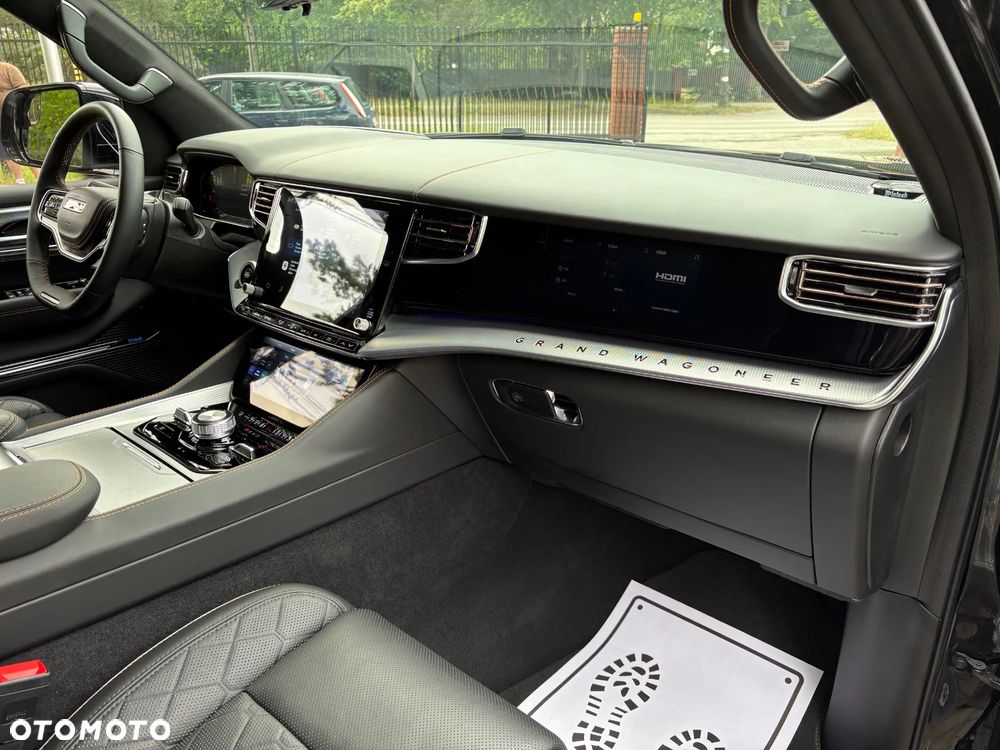 Jeep Grand Wagoneer - 17